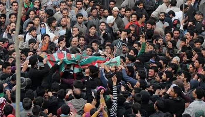 Gun salute, thousands at Kashmiri militant Fayaz Ahamed&#039;s funeral; no one except family mourns death of brave J&amp;K cop 