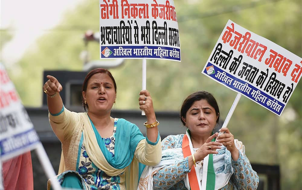 Congress workers protesting against Delhi CM Kejriwal