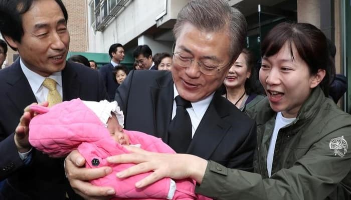 South Korea&#039;s Moon Jae-in takes oath of office as president