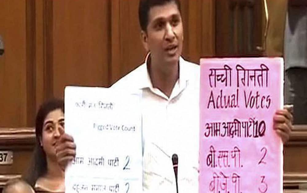 AAP MLA from Greater Kailash Saurabh Bharadwaj demonstraties how an EVM can be manipulated