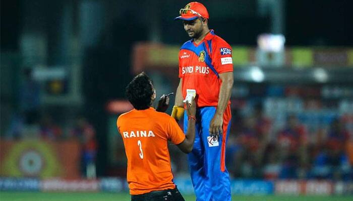 WATCH: When Suresh Raina&#039;s die-hard fan disrupted Gujarat Lions vs Delhi Daredevils match for an autograph