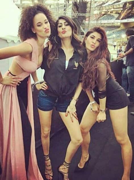 Jacqueline chills backstage with her friends