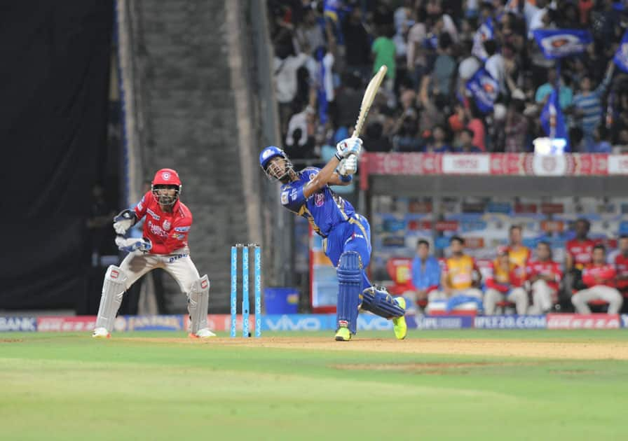 Lendl Simmons of Mumbai Indians in action