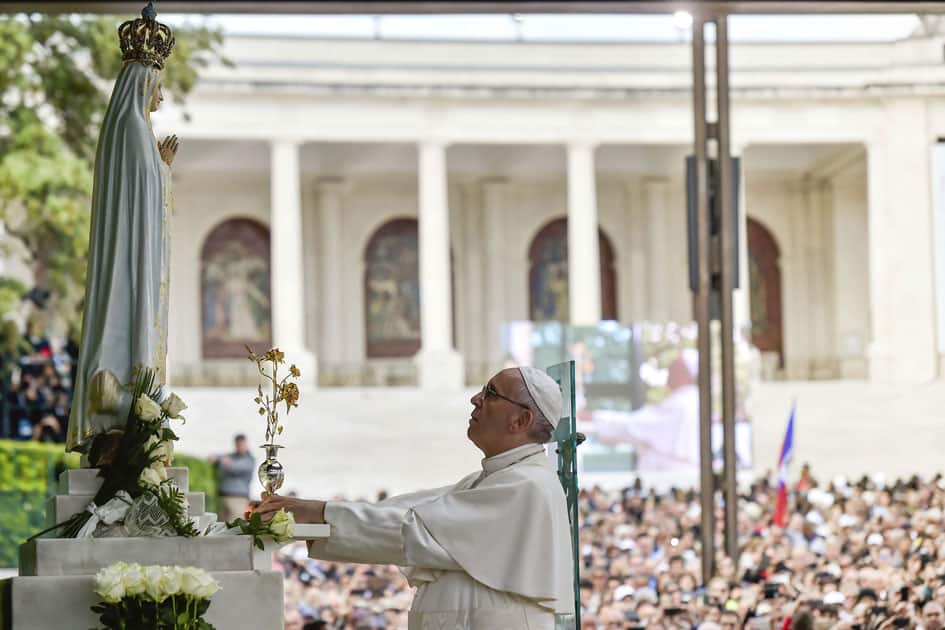 Pope Francis offers the Golden Rose