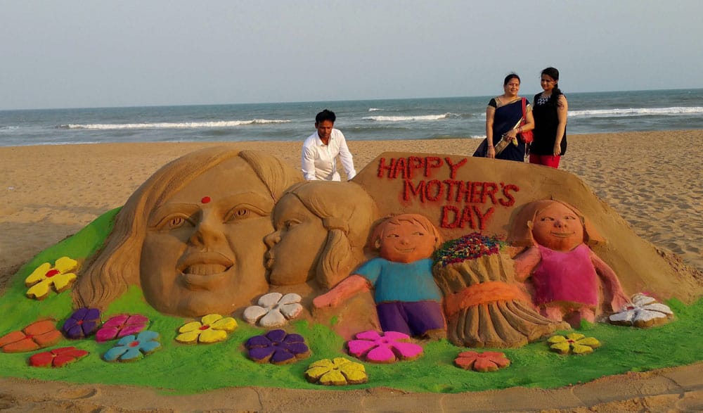 Sand sculpture on eve of Mother's Day