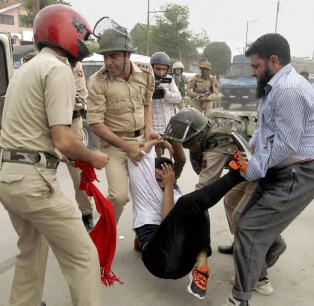 Students pelt stones on police in Kashmir Students pelt stones on police in Kashmir