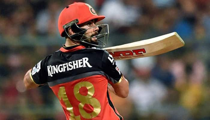 WATCH: RCB skipper Virat Kohli hands over &#039;stylish player of the match&#039; award to fan after win over DD