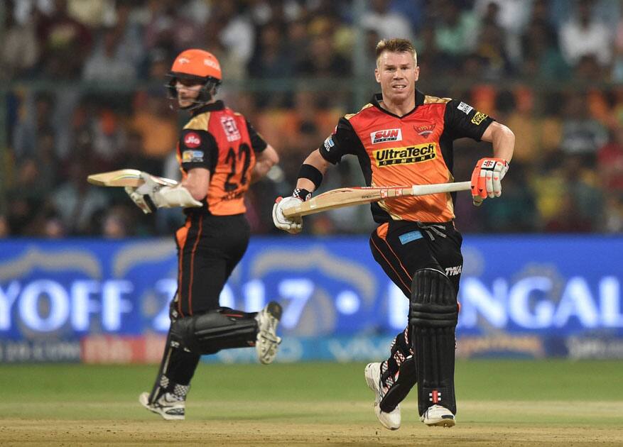 David Warner and Ken Williamson runs between the wicket