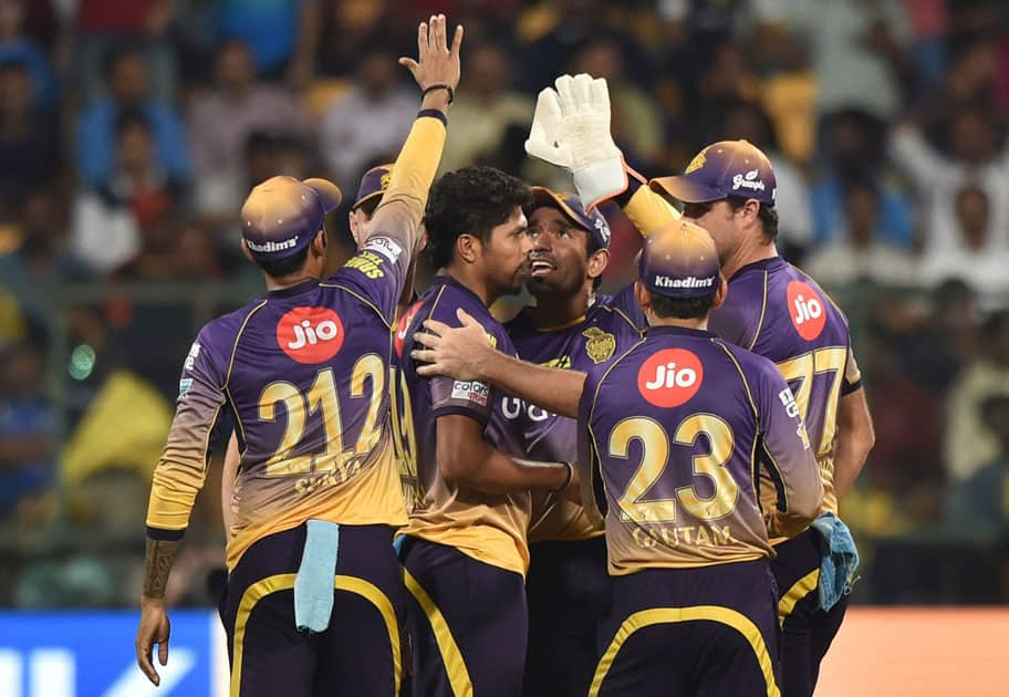 Umesh Yadav with team mates celebrate the wicket of Parthiv Patel