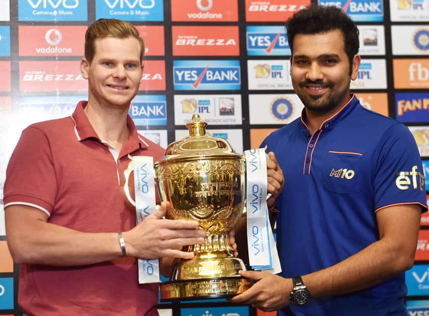 Skipper Rohit Sharma and Skipper Steve Smith pose with the IPL 10 trophy