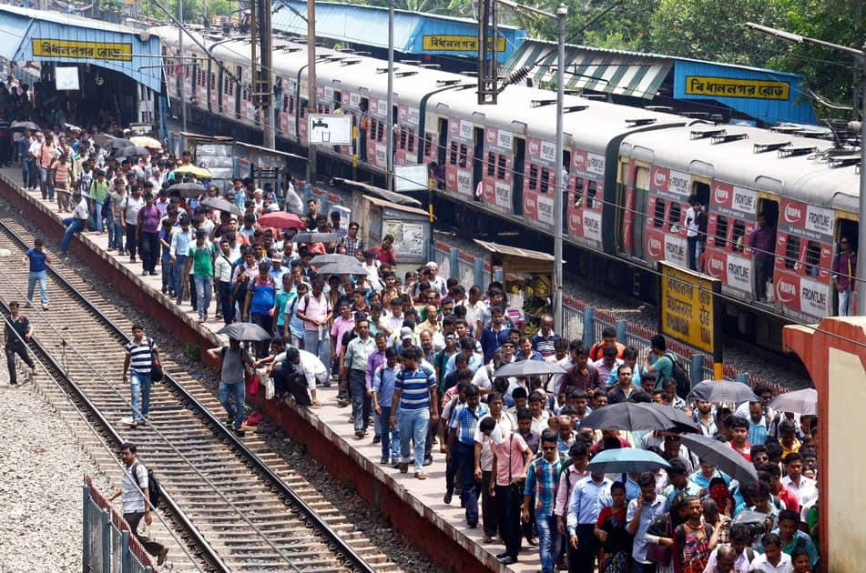 Huge numbers of examinees arrive in Kolkata