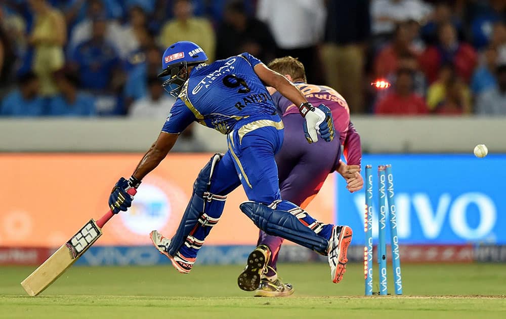 Ambati Rayudu jumps to reach the crease during the IPL 10 Final match 