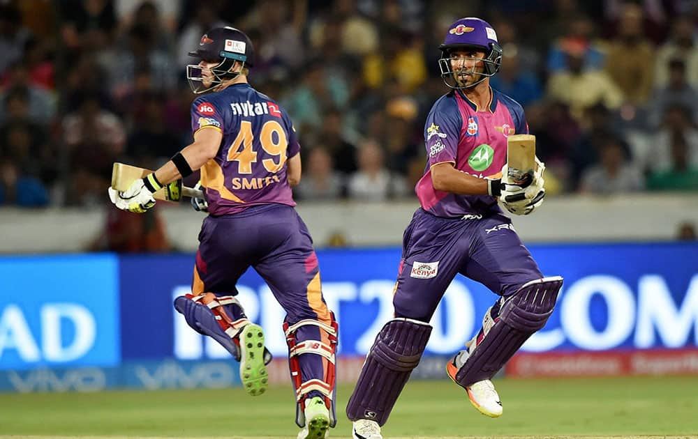 Ajinkiya Rahane and Steve Smith runs between the wicket during the IPL 10 Final match