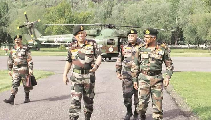 Brave Major Leetul Gogoi, who tied Kashmir &#039;stone-pelter&#039; to jeep, gets award from Indian Army Chief 