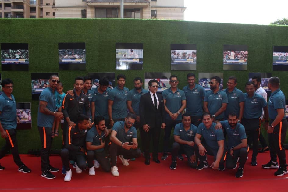Sachin Tendulkar along with the Indian cricket team pose for picture Sachin Tendulkar along with the Indian cricket team pose for picture