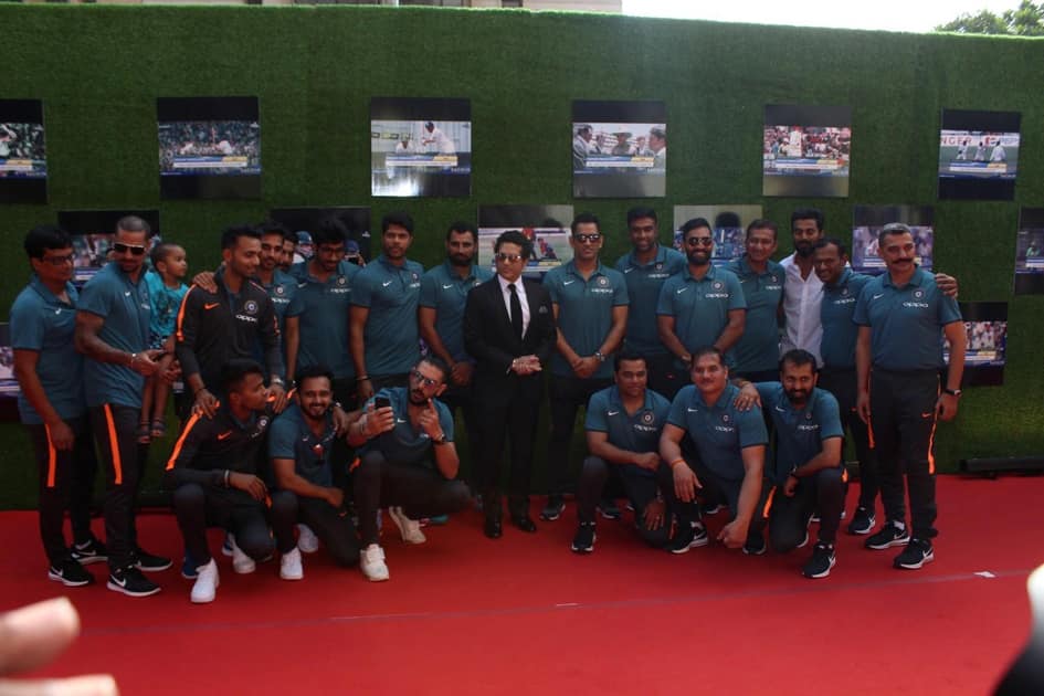 cricket player Sachin Tendulkar along with Indian cricket team pose for a picture cricket player Sachin Tendulkar along with Indian cricket team pose for a picture