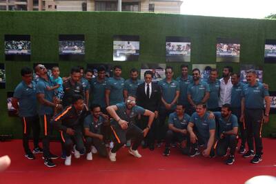 Sachin Tendulkar along with The Indian cricket team pose for picture