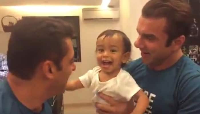 Salman Khan playing &#039;Sultan&#039; Vs &#039;Tubelight&#039; with nephew Ahil is the cutest thing you will watch today!