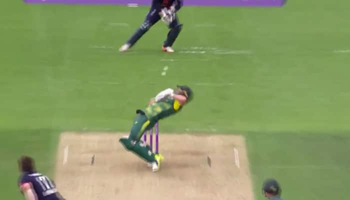 WATCH: Super &#039;flexible&#039; man AB de Villiers UNDONE by monster delivery from Liam Plunkett in England-South Africa 2nd ODI match