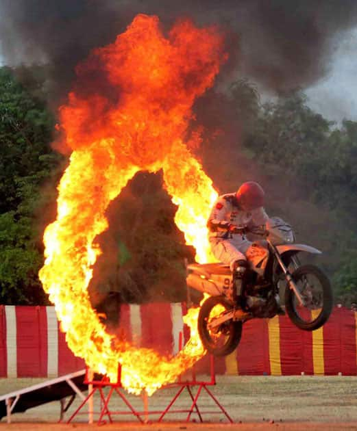 Army daredevils perform