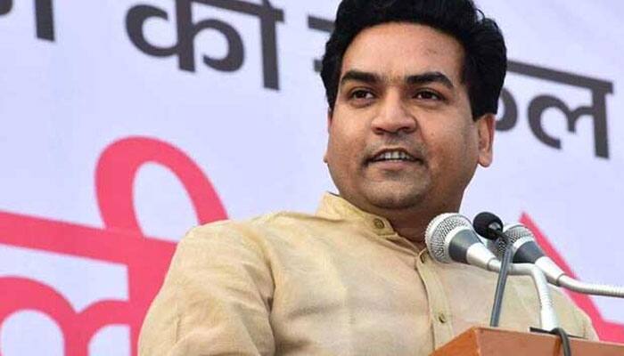 High drama outside Kejriwal&#039;s residence; Kapil Mishra pushed out of Delhi CM&#039;s &#039;Janata Darbar&#039;