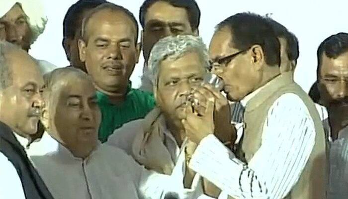 Farmers&#039; stir: Madhya Pradesh CM Shivraj Singh Chouhan calls off fast in Bhopal