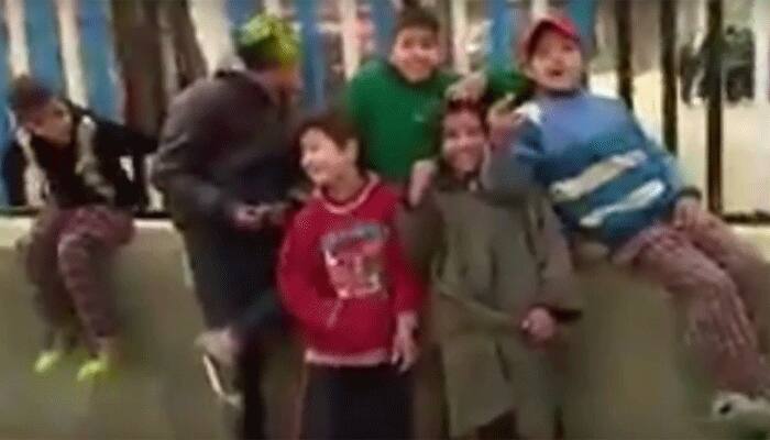 Shocking videos: Kashmiri children raise pro-Pakistan slogans; parents teach kids to say &#039;azadi&#039; - Watch