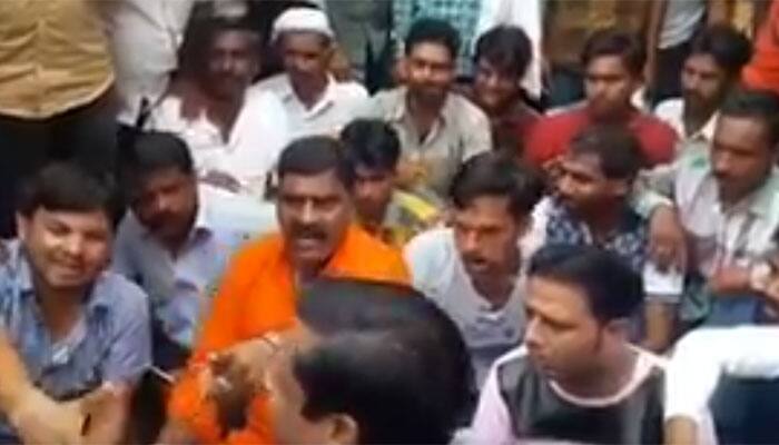 &#039;Will set the entire Jabalpur Mandi on fire,&#039; Congress leader seen threatening MP policemen in new video 