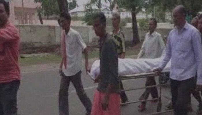 Father carries daughter&#039;s corpse on stretcher in Odisha