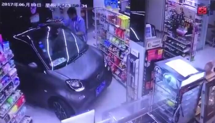 BIZZARE! Chinese man drives car inside tiny shop to buy chips, yogurt on rainy day — Footage inside