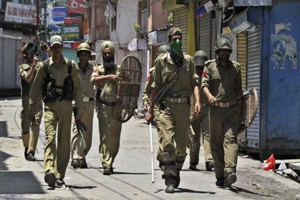 J&amp;K cops to donate a day&#039;s salary for kin of policemen killed