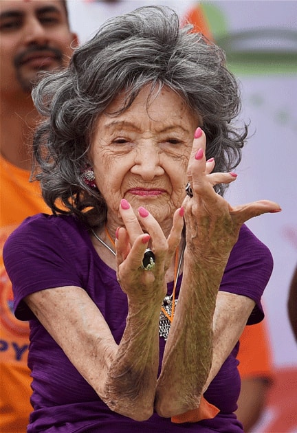 Tao Porchon- Lynch a 98 year old yoga teacher practice yoga