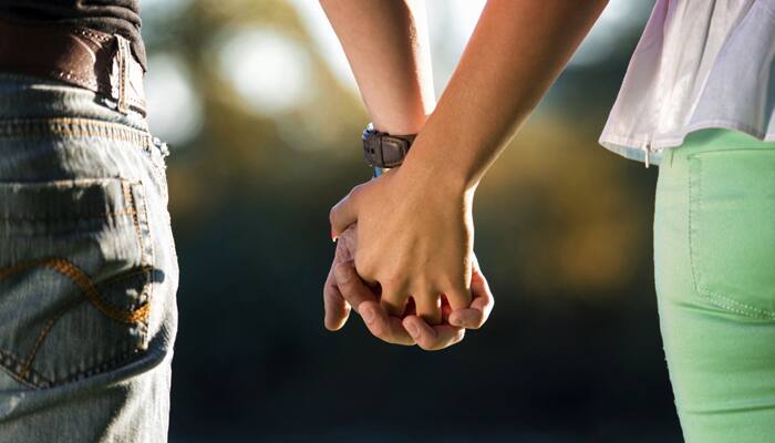  Dads-to-be, take note! Hold your partner&#039;s hand in labour room to ease their pain