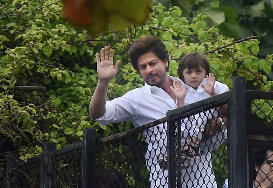 SRK greets fans on Eid