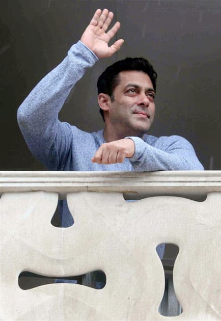 Salman greets fans on Eid