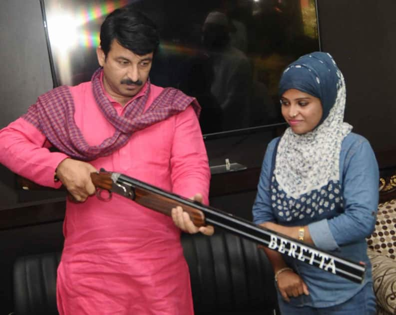 Manoj Tiwari felicitates national shooter Ayesha Falaq