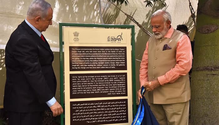 The PMs unveil a plaque commemorating Major Dalpat Singh whose bravery in this battle is folklore