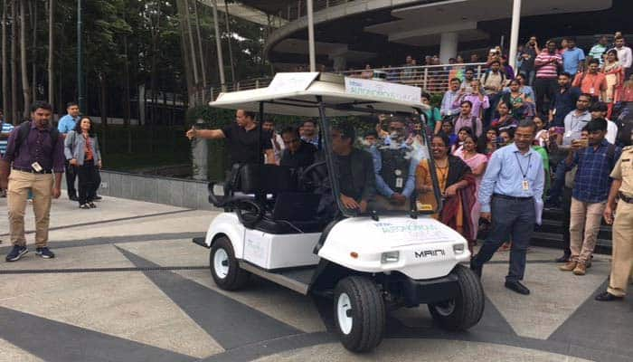 Vishal Sikka showcases Infosys&#039; indigenous &#039;driverless&#039; cart- Must watch!