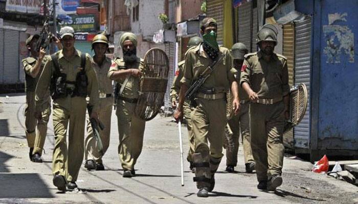 J&amp;K: Eight policemen injured by army personnel in Ganderbal, FIR lodged