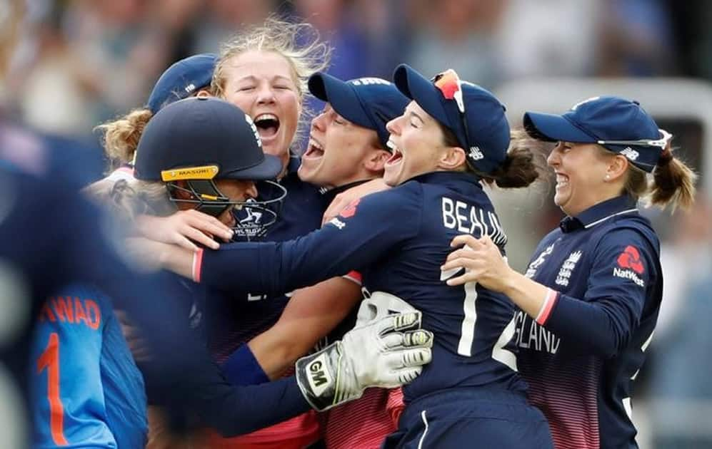 England players celebrate winning the 2017 Women's World Cup