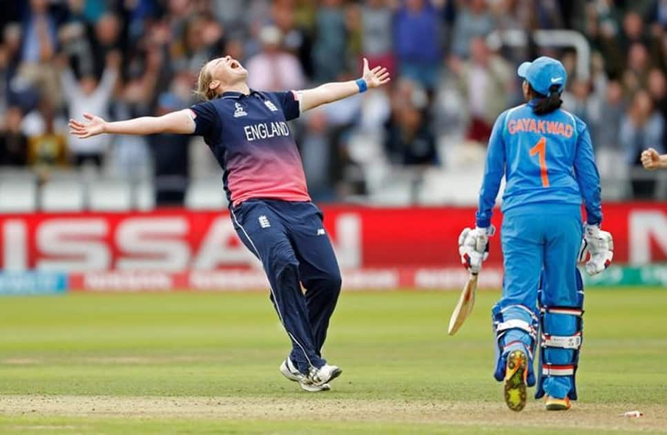 Anya Shrubsole celebrated dismissing India's Rajeshwari Gayakwad