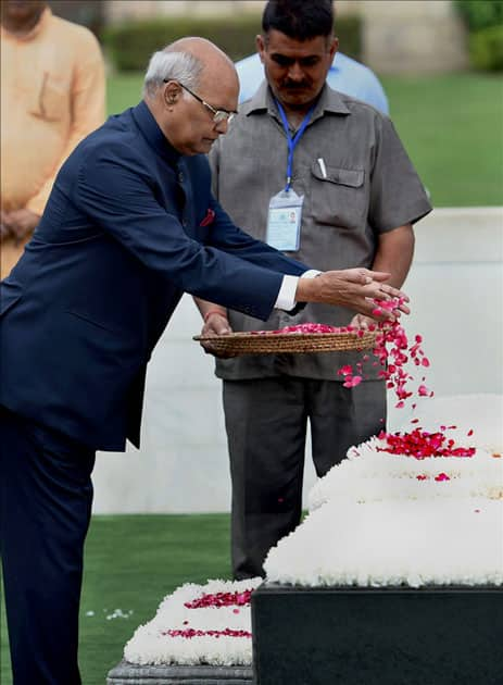 Ram Nath Kovind pays floral tributes to Mahatma Gandhi