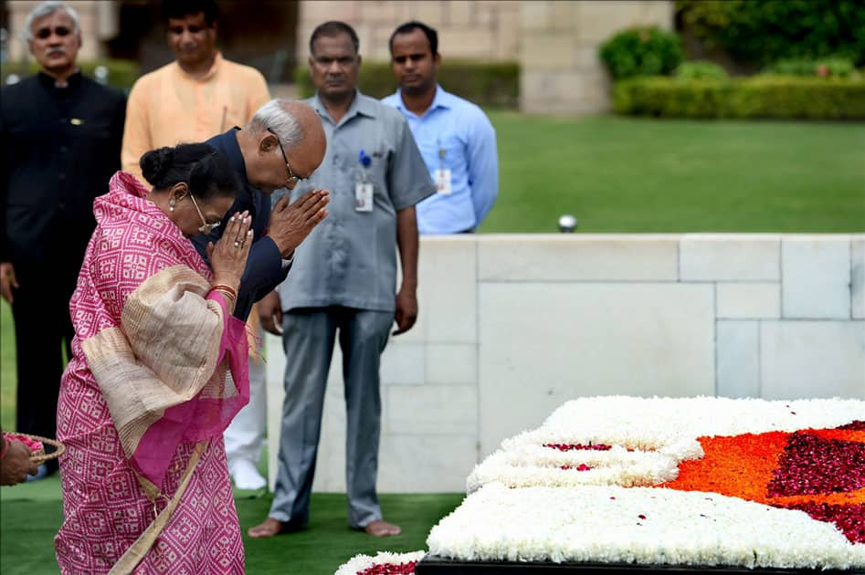 Ram Nath Kovind and his wife pay tributes to Mahatma Gandhi