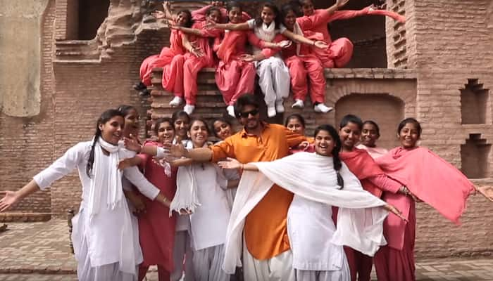 Shah Rukh Khan, team &#039;JHMS&#039; had a blast during Punjab leg of shoot! - Watch BTS video