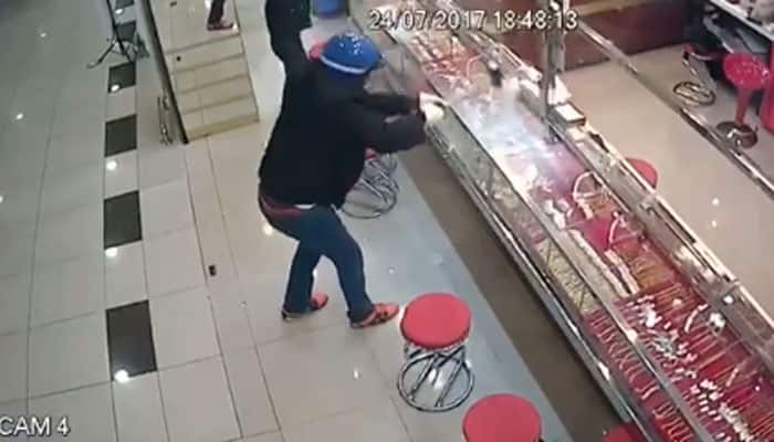 Caught on camera: Thieves try to break display case in jewellery store in Malaysia, fail