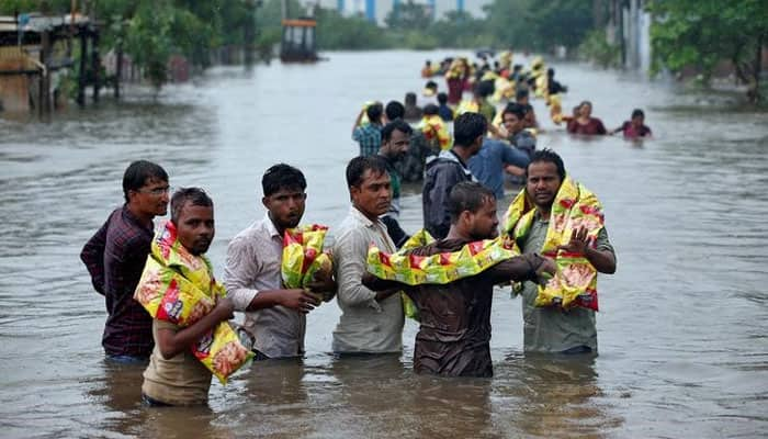 Floods kill 120 in Gujarat, with industry, cotton hit