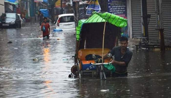 Jharkhand: Water flowing on diversion road, minister gets stranded