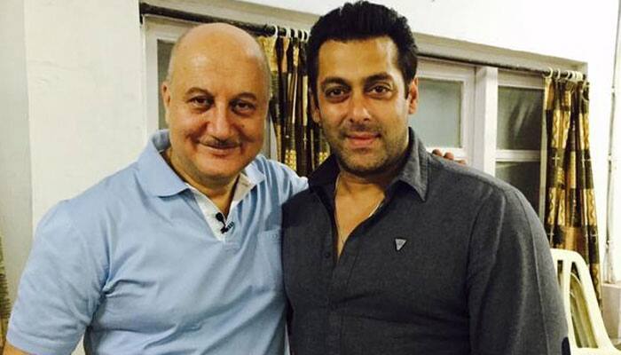 Salman Khan&#039;s timely act saves Anupam Kher at IIFA 2017