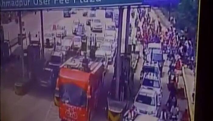 Akhilesh Yadav&#039;s convoy passes toll booth in Barabanki without paying tax - WATCH