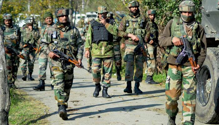  Grenade attack by terrorists in J&amp;K&#039;s Budgam, 4 security personnel injured